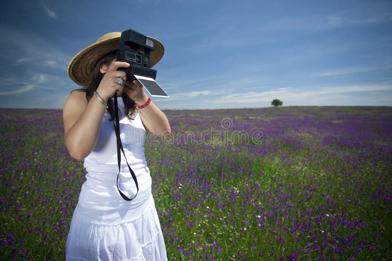 Jeune femme avec l'appareil-photo instantané de photo images libres de droits Jeune femme avec l'appareil-photo instantané de photo images libres de droits