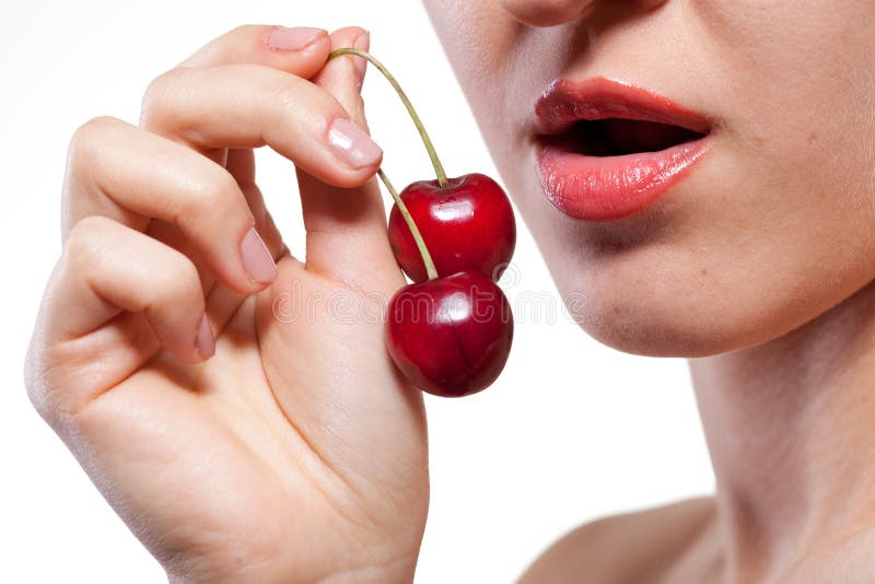 Jeune femme avec la cerise image libre de droits Jeune femme avec la cerise image libre de droits