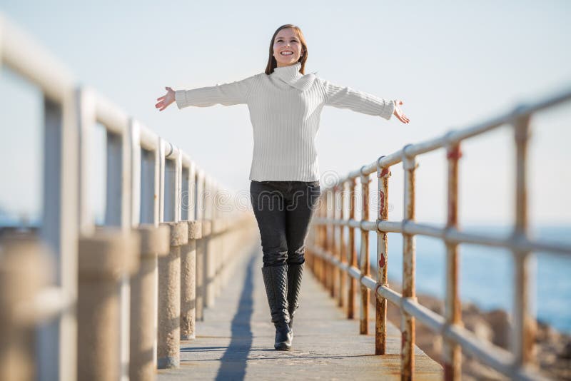 Jeune femme avec la marche ouverte de bras images libres de droits Jeune femme avec la marche ouverte de bras images libres de droits