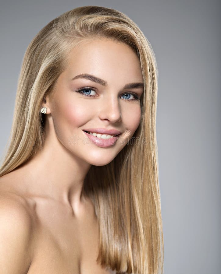 Jeune femme avec le beau sourire image libre de droits Jeune femme avec le beau sourire image libre de droits