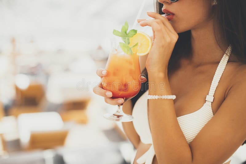 Jeune femme avec le coctail sur la plage à l'été photos stock Jeune femme avec le coctail sur la plage à l'été photos stock