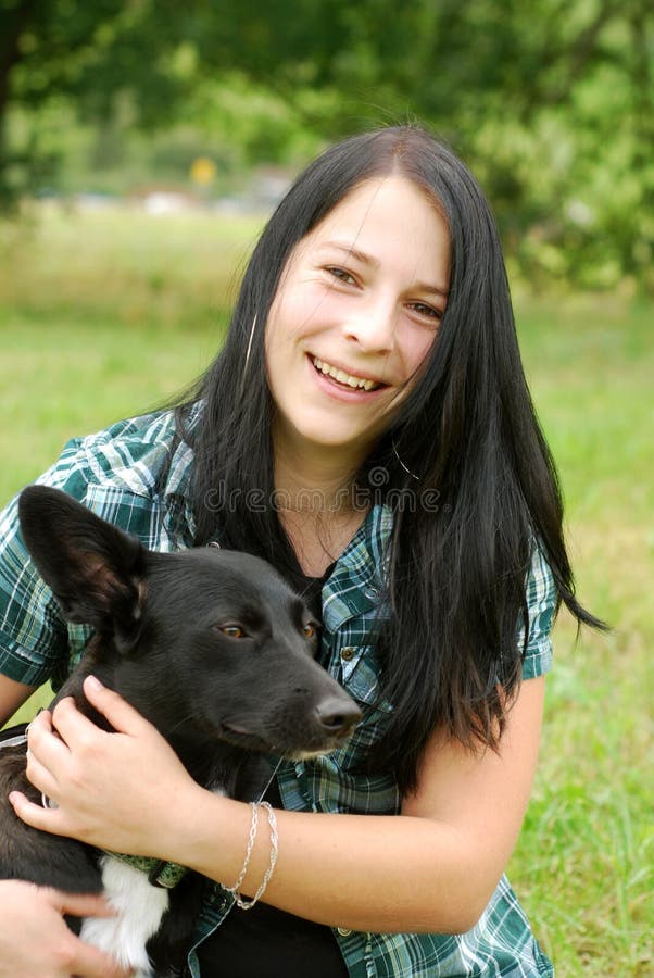 Jeune femme avec le crabot photos stock Jeune femme avec le crabot photos stock
