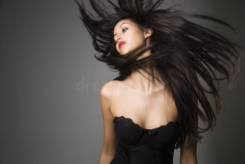 Jeune femme avec le long cheveu photographie stock libre de droits Jeune femme avec le long cheveu photographie stock libre de droits