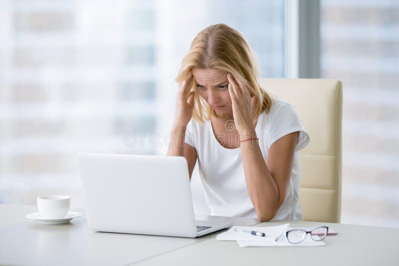 Jeune femme avec le mal de tête images libres de droits Jeune femme avec le mal de tête images libres de droits