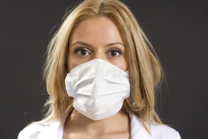Jeune femme avec le masque médical photo libre de droits Jeune femme avec le masque médical photo libre de droits