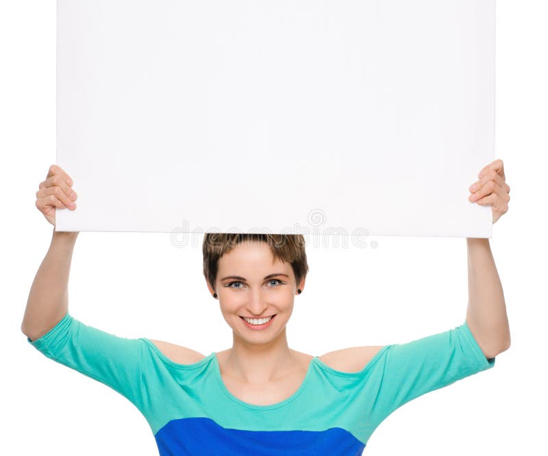 Jeune femme avec le panneau d'affichage vide