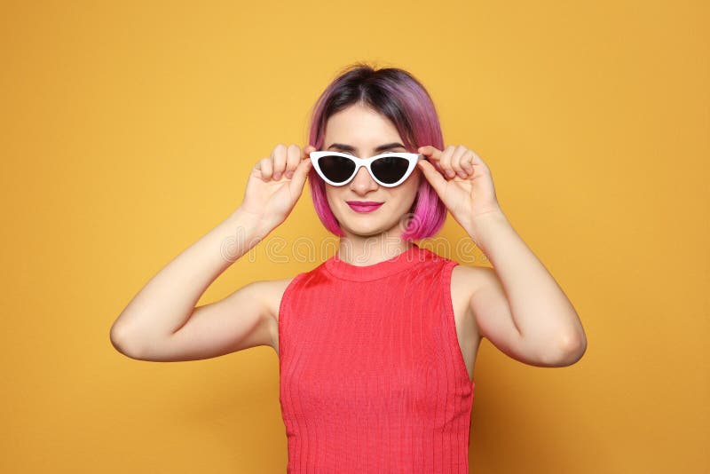 Jeune femme avec les lunettes de soleil de port de coiffure à la mode photographie stock Jeune femme avec les lunettes de soleil de port de coiffure à la mode photographie stock
