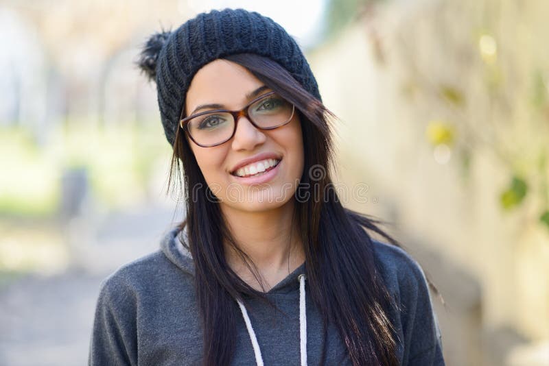 Jeune femme avec les yeux verts à l'arrière-plan urbain images stock