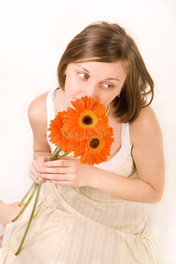 Jeune femme avec trois gerberas image stock Jeune femme avec trois gerberas image stock