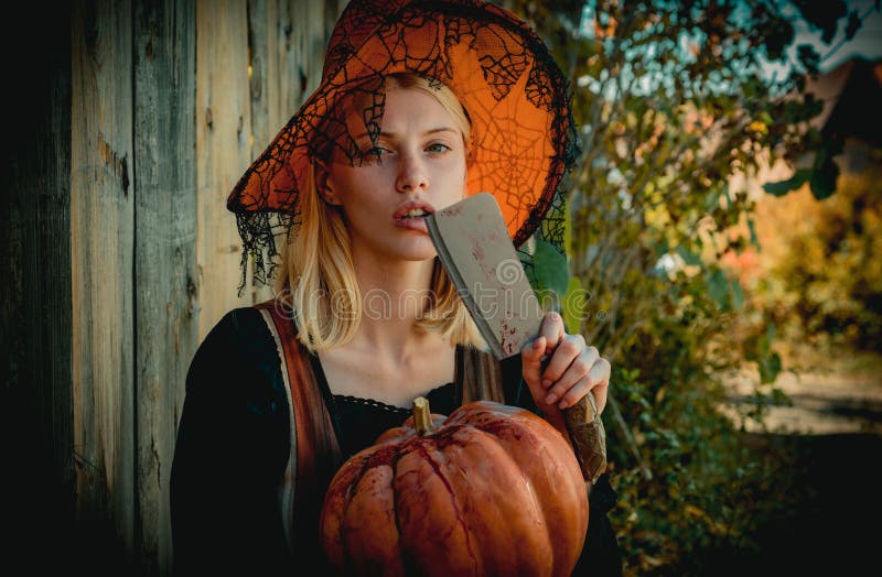 Jeune femme avec un chapeau de sorcière habillé en vampire pour la fête d'halloween. halloween sexy sorcière portrait fille. chape image libre de droits