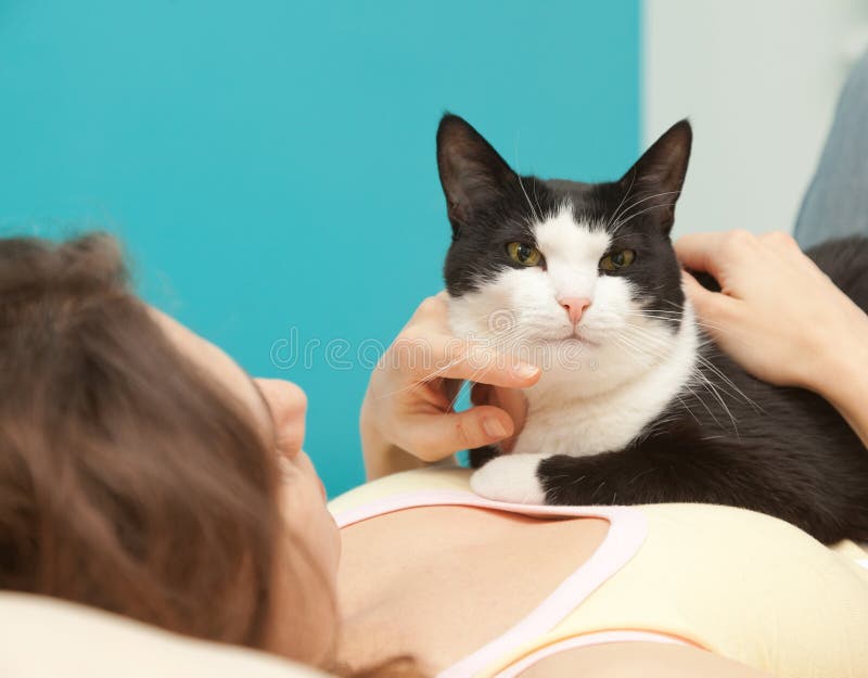 329 Jeune Femme Avec Un Chat Noir Et Blanc Photos Libres De Droits Et Gratuites De Dreamstime 329 Jeune Femme Avec Un Chat Noir Et Blanc Photos Libres De Droits Et Gratuites De Dreamstime