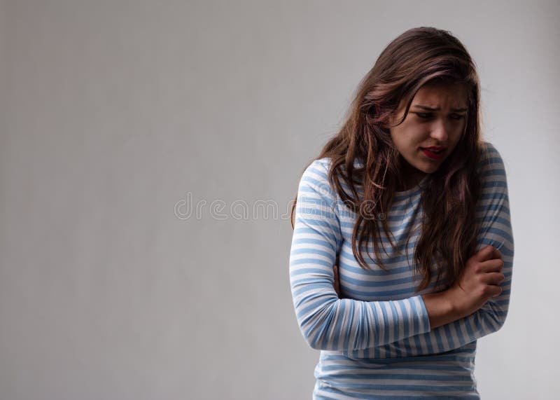 Jeune femme avec un complexe de persécution image stock Jeune femme avec un complexe de persécution image stock