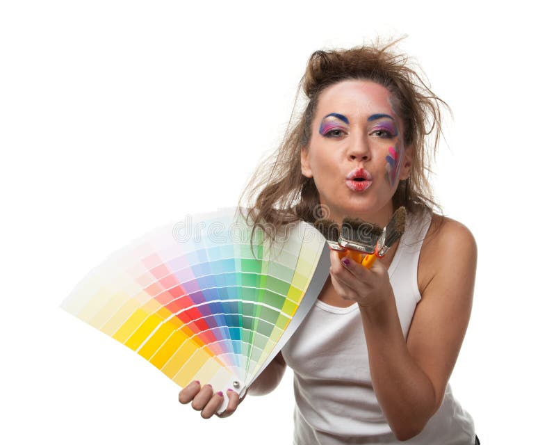Jeune femme avec un guide et des pinceaux de couleur. image libre de droits Jeune femme avec un guide et des pinceaux de couleur. image libre de droits