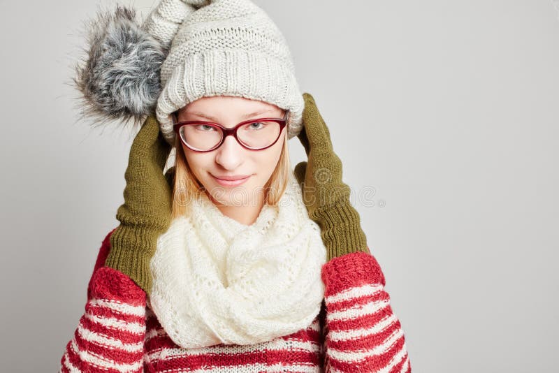 Jeune femme avec une écharpe et un chapeau images stock Jeune femme avec une écharpe et un chapeau images stock