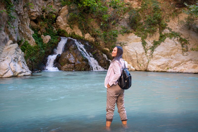 Jeune femme aventurière randonnée dans la nature images stock Jeune femme aventurière randonnée dans la nature images stock