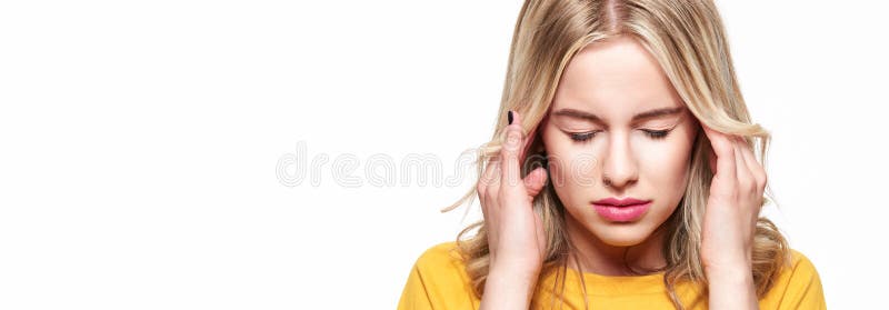Jeune femme ayant le mal de tête Jeune femme épuisée soumise à une contrainte massant ses temples Femme souffrant de la migraine photo libre de droits Jeune femme ayant le mal de tête Jeune femme épuisée soumise à une contrainte massant ses temples Femme souffrant de la migraine photo libre de droits