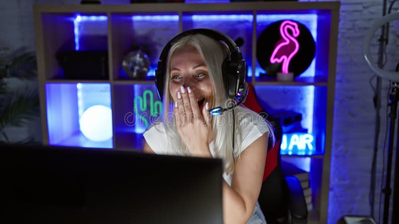 ! jeune femme blonde avec des casques qui joue dur riant d'une drôle de blague allumant la chambre avec elle banque de vidéos