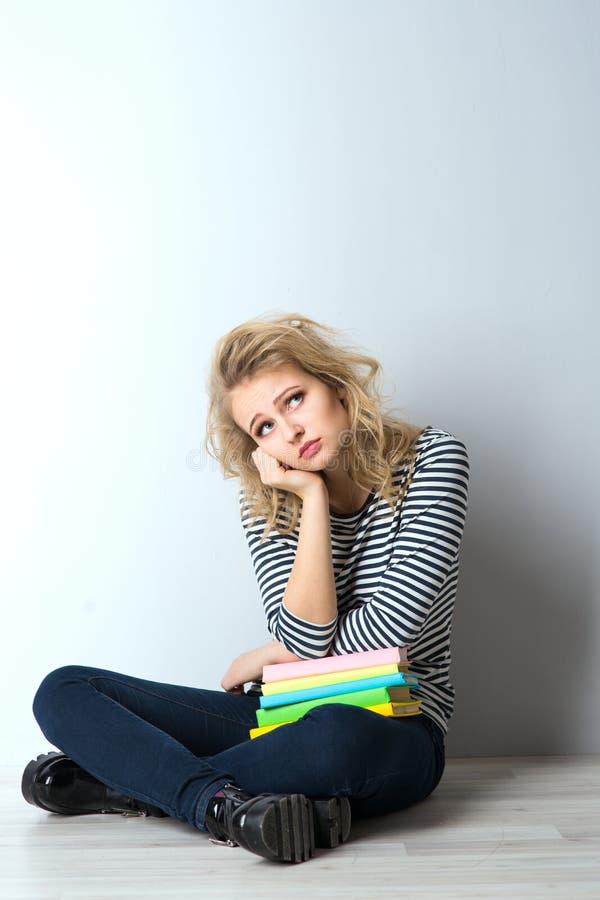 Jeune femme blonde de beauté avec des livres images libres de droits Jeune femme blonde de beauté avec des livres images libres de droits