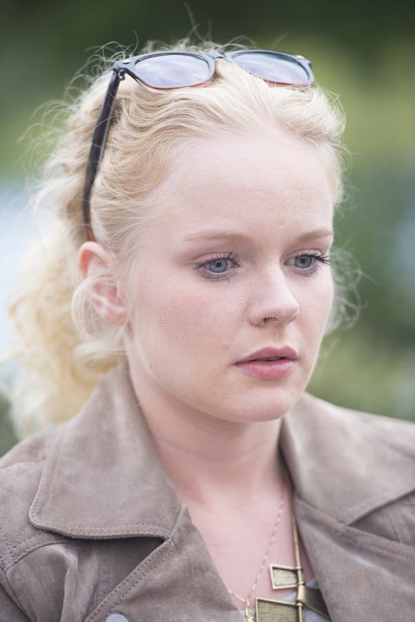 Jeune femme blonde, seule et pensive photographie stock libre de droits