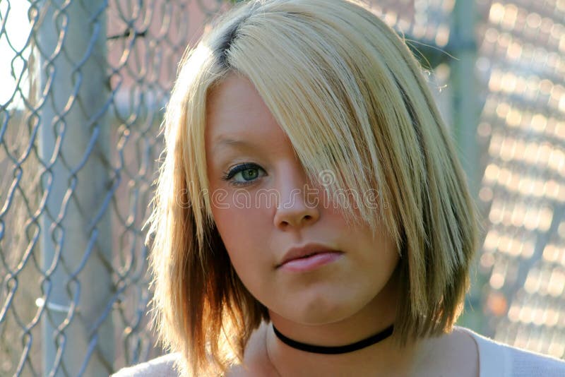 Jeune femme blonde sérieuse photos stock