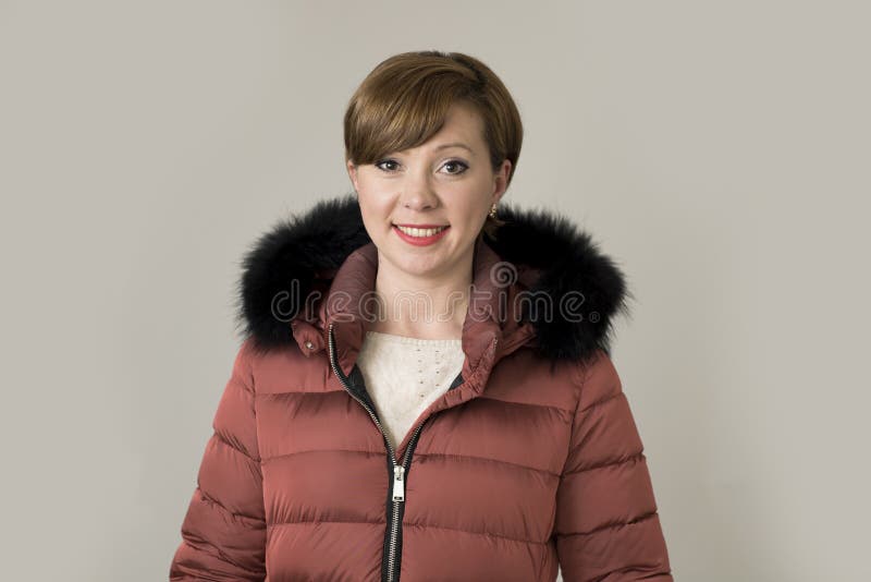 Jeune femme caucasienne de cheveux rouges attrayants et heureux sur son 20s o image stock Jeune femme caucasienne de cheveux rouges attrayants et heureux sur son 20s o image stock