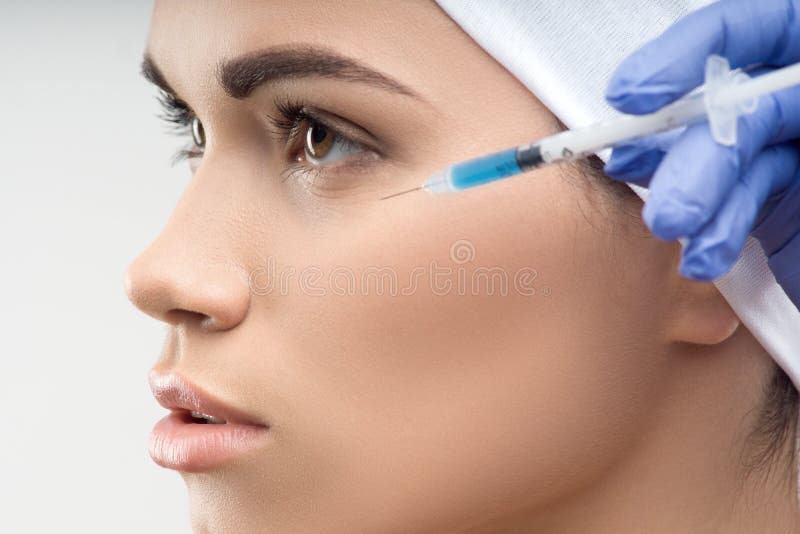 Jeune femme caucasienne obtenant l'injection cosmétique image stock Jeune femme caucasienne obtenant l'injection cosmétique image stock