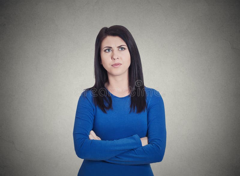 Jeune femme contrariée, triste, malheureuse, mécontente grincheuse photo stock