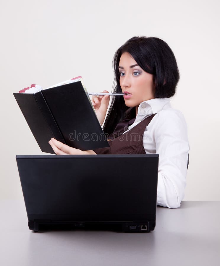 Jeune femme d'affaires attirante avec le crayon lecteur images stock Jeune femme d'affaires attirante avec le crayon lecteur images stock