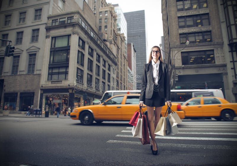 Jeune femme d'affaires avec un bon nombre de paniers image stock Jeune femme d'affaires avec un bon nombre de paniers image stock