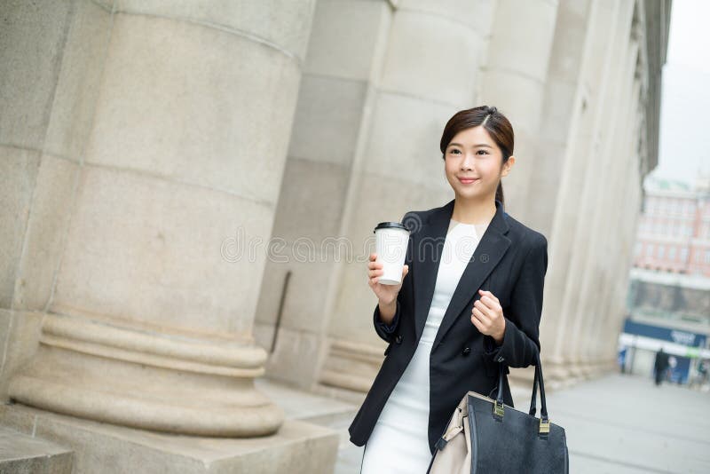 Jeune femme d'affaires marchant dehors images libres de droits Jeune femme d'affaires marchant dehors images libres de droits