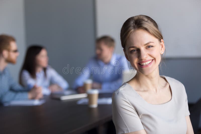 Jeune femme d'affaires professionnelle attirante de sourire regardant c photo stock Jeune femme d'affaires professionnelle attirante de sourire regardant c photo stock