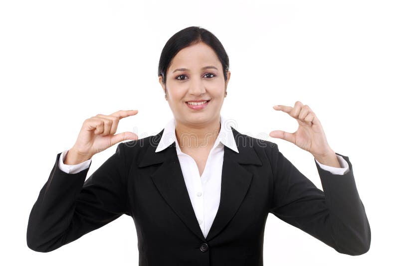 Jeune femme d'affaires présent un produit photographie stock libre de droits Jeune femme d'affaires présent un produit photographie stock libre de droits