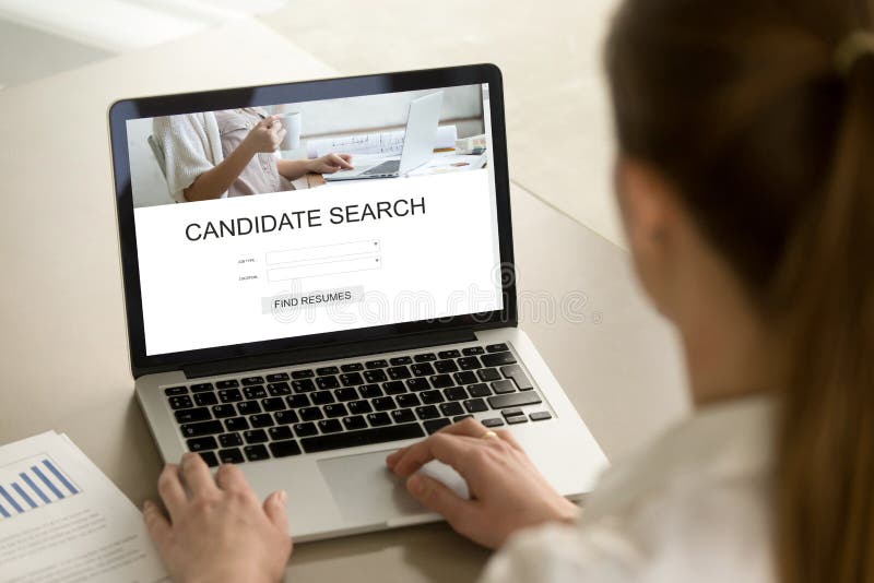 Jeune femme d'affaires recherchant le candidat de travail sur l'ordinateur portable photos libres de droits Jeune femme d'affaires recherchant le candidat de travail sur l'ordinateur portable photos libres de droits