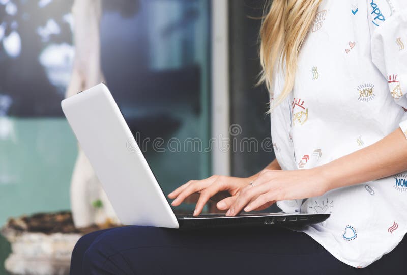 Jeune femme d'affaires travaillant sur un ordinateur portatif photographie stock Jeune femme d'affaires travaillant sur un ordinateur portatif photographie stock