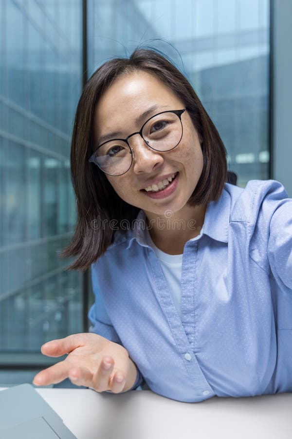 Jeune femme d'affaires utilisant l'application de téléphone pour appel vidéo smartphone vue caméra. Employé de bureau regardant la photographie stock