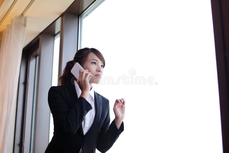 Jeune femme d'affaires à l'aide du téléphone intelligent