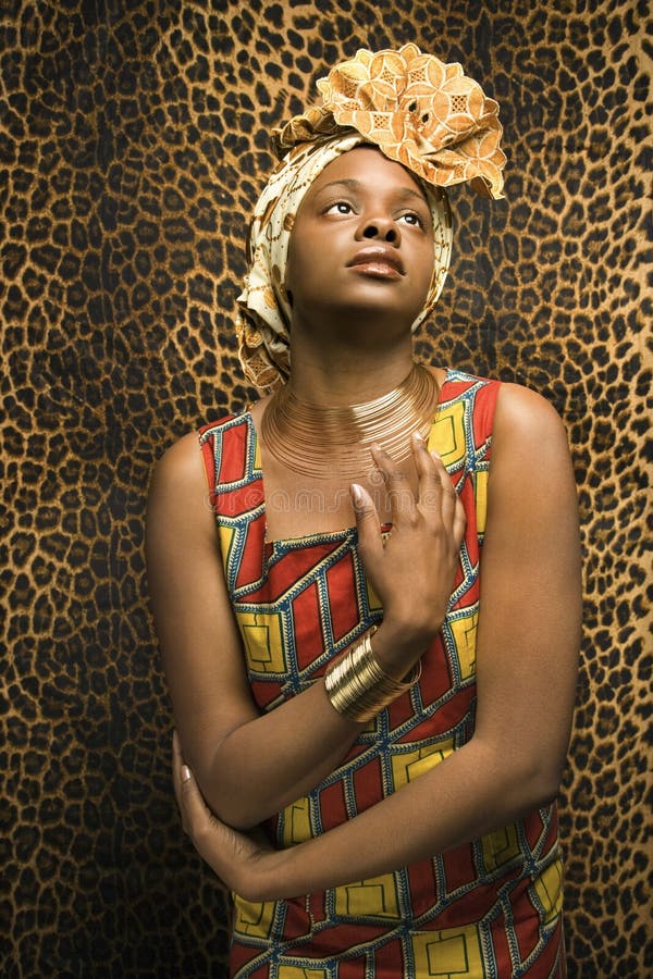 Jeune femme d'Afro-américain en Afrique traditionnelle photographie stock Jeune femme d'Afro-américain en Afrique traditionnelle photographie stock