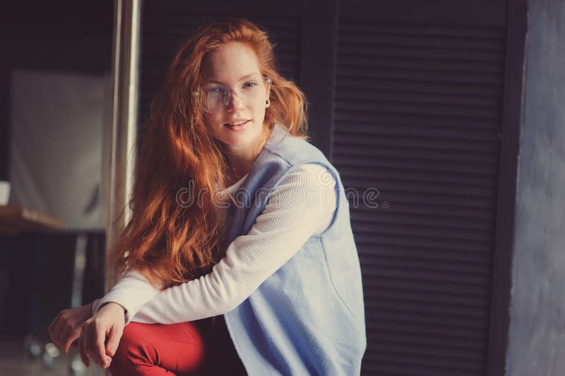 Jeune femme d'étudiant de hippie ou concepteur indépendant créatif sur le travail Matin dans le siège social ou le studio d'art images stock Jeune femme d'étudiant de hippie ou concepteur indépendant créatif sur le travail Matin dans le siège social ou le studio d'art images stock