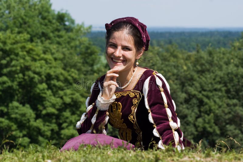 Jeune femme dans la robe de la Renaissance image stock Jeune femme dans la robe de la Renaissance image stock