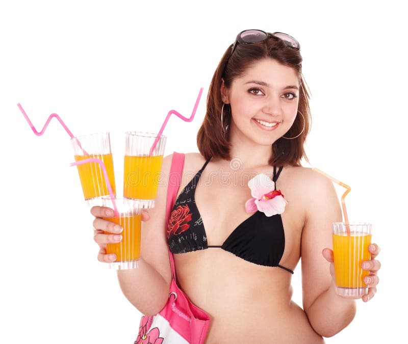 Jeune femme dans le bikini avec le coctail. photographie stock libre de droits Jeune femme dans le bikini avec le coctail. photographie stock libre de droits