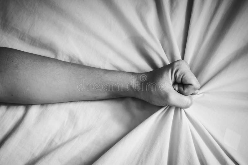 Jeune femme dans le lit photographie stock libre de droits Jeune femme dans le lit photographie stock libre de droits