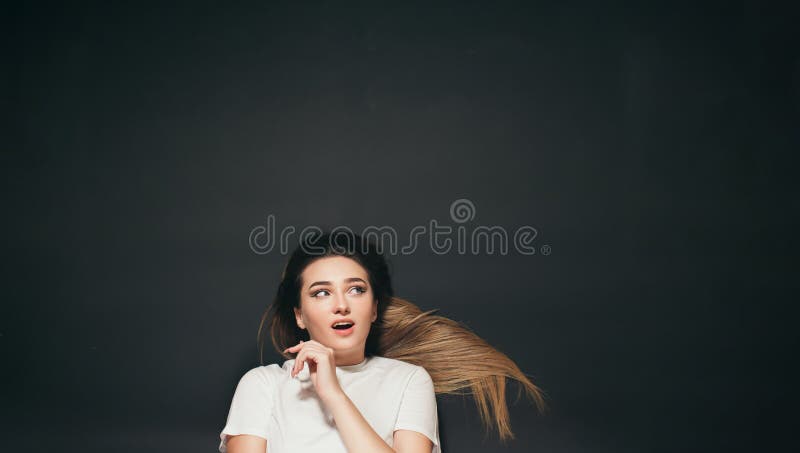 Jeune femme dans le plaisir se trouvant sur le concept noir de la publicité de vue de dessus de fond avec la place de copie photos stock