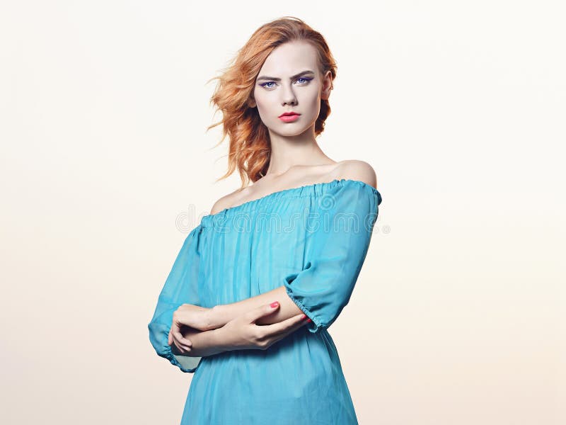 Download Jeune Femme De Beauitiful Dans La Robe Bleue Image stock - Image du robe, adulte: 77153315