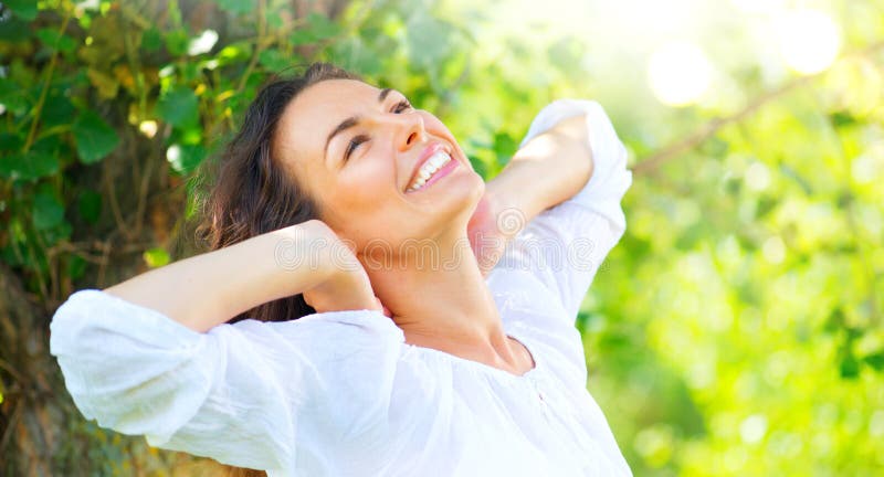 Jeune femme de beauté appréciant la nature images libres de droits
