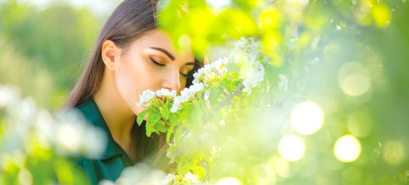 Jeune femme de beauté appréciant le champ de pommiers de nature au printemps, belle fille heureuse dans un jardin avec les arbres image stock