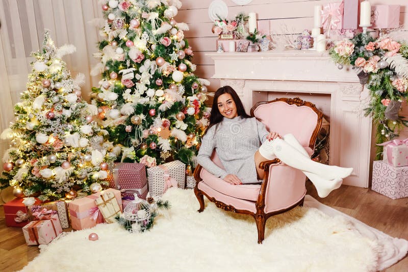 Jeune femme de brune trente ans de mensonges dans la chaise images libres de droits Jeune femme de brune trente ans de mensonges dans la chaise images libres de droits