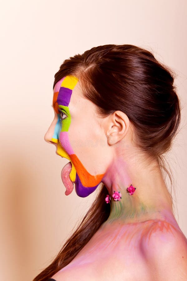 Jeune femme de brunette avec le renivellement coloré image libre de droits Jeune femme de brunette avec le renivellement coloré image libre de droits