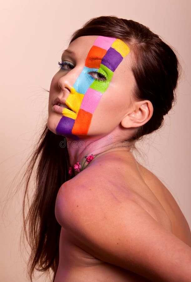 Jeune femme de brunette avec le renivellement coloré images libres de droits Jeune femme de brunette avec le renivellement coloré images libres de droits