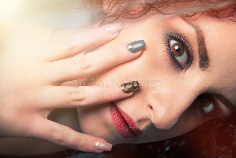Jeune femme de clous de visage et de main de maquillage Renivellement de l'adolescence photos stock Jeune femme de clous de visage et de main de maquillage Renivellement de l'adolescence photos stock