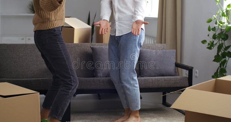 Jeune femme de couples d'amis de la famille avec les cheveux bouclés Afro et l'homme caucasien dans les jeans et la chemise blanch clips vidéos